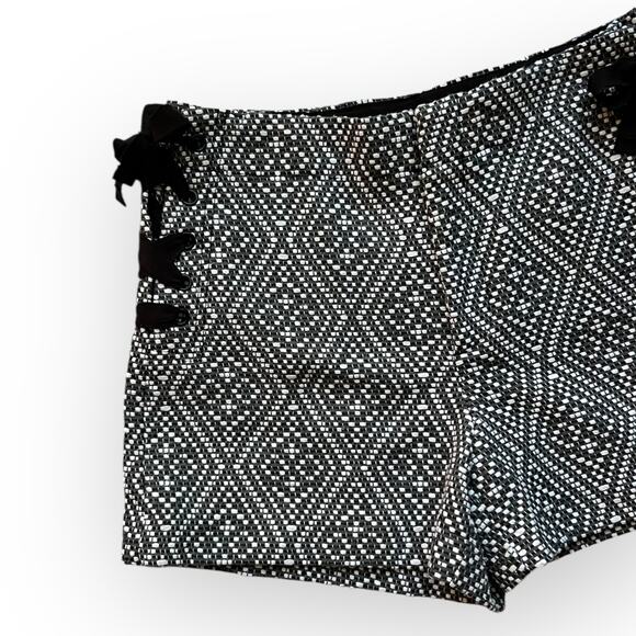 GAP Women's Black & White High Waist Side Lace Woven Jacquard Print Shorts Sz 8 - Picture 3 of 13